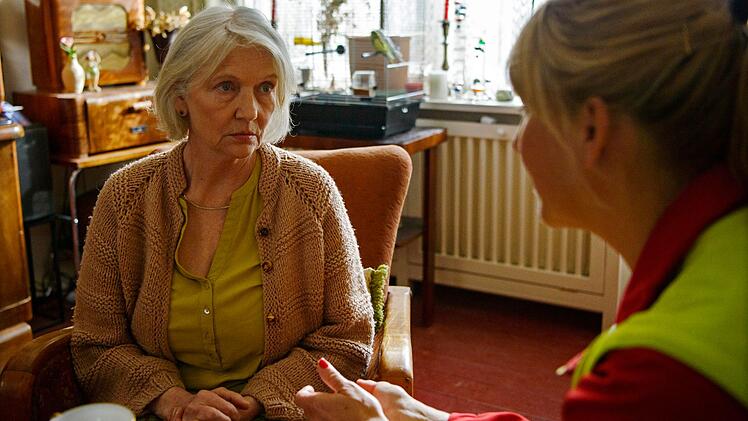 Regina Beier (Rita Feldmeier, links) ist einsam. Nora Kaminski (Tanja Wedhorn) erkl&auml;rt ihr, dass sie deswegen aber nicht t&auml;glich den Notruf w&auml;hlen darf.