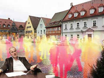 Mehr Menschen auf dem Höchstadter Marktplatz und in den Geschäften drum herum ist das Ziel von Bürgermeister Gerald Brehm. Fotos: Andreas Dorsch/Grafik: Alice Barna