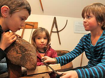 Das Heimatmuseum bietet auch für Kinder viel Faszinierendes. Beispielsweise Einblicke in alte Handwerksberufe. Da darf auch mal selbst Hand angelegt werden. Foto: Michael Will