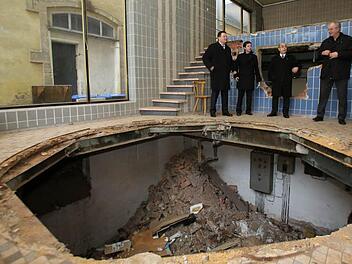 In diesem Loch stand einst der Sudkessel. Am Donnerstag informierten hier (v.l.) Matthias Hubert (Sontowski und Partner), Wirtschaftsförderer Viktor Naumann, Oberbürgermeister Franz Stumpf und Stadtbauchef Gerhard Zelder, was mit dem Brauhaus geschehen soll. Fotos: Barbara Herbst