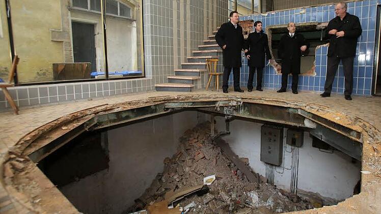 In diesem Loch stand einst der Sudkessel. Am Donnerstag informierten hier (v.l.) Matthias Hubert (Sontowski und Partner), Wirtschaftsförderer Viktor Naumann, Oberbürgermeister Franz Stumpf und Stadtbauchef Gerhard Zelder, was mit dem Brauhaus geschehen soll. Fotos: Barbara Herbst