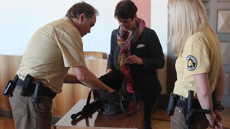 Stück für Stück wird die Tasche geleert. Foto: Marco Meißner