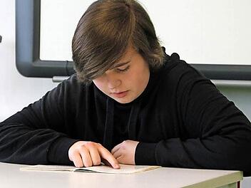 Luca Köstner beim Lesen des englischen Textes. Foto: Mariell Dörrschmidt