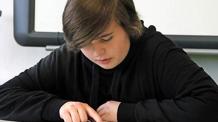Luca Köstner beim Lesen des englischen Textes. Foto: Mariell Dörrschmidt