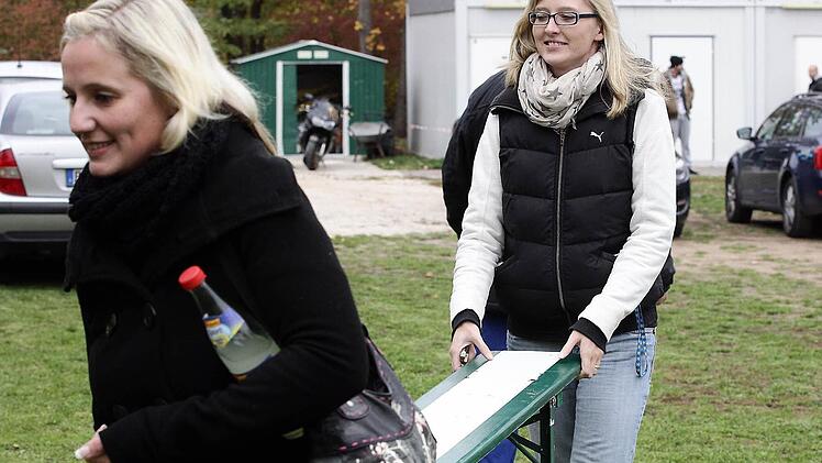 Selbst ist die Frau: Es gilt, sich einen Sitzplatz zu organisieren.