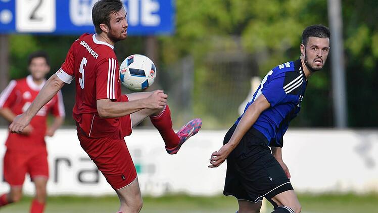 Maxi Göbhardt (r.) trifft am Samstag um 15 Uhr mit der SpVgg Jahn Forchheim auf den FC Eintracht Bamberg.  Foto: Archiv