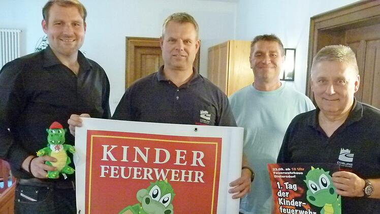 Sie werben für "Löschis Olympiade" (v.l.): Bürgermeister Martin Mittag, Jugendbeauftragter Detlef Schoder, Kommandant Wolfgang Brasch und Kreisbrandrat Manfred Lorenz. Foto: Lothar Weidner