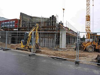 Bei der Kita Herzo Base II wird derzeit die oberste Decke betoniert und anschließend die Schräge in den Grünbereich fertiggestellt.Sänger