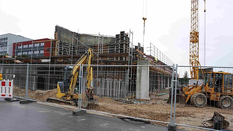 Bei der Kita Herzo Base II wird derzeit die oberste Decke betoniert und anschließend die Schräge in den Grünbereich fertiggestellt.Sänger
