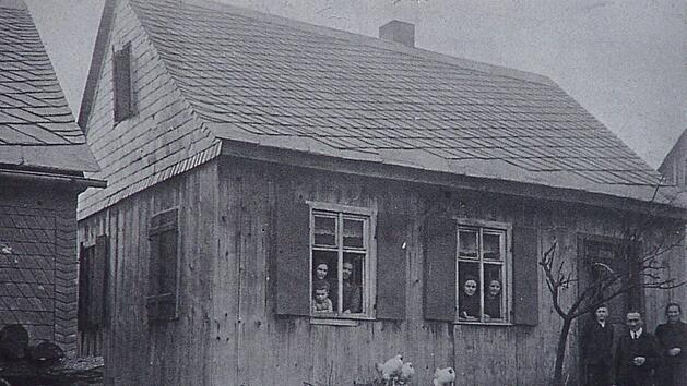 Aus diesem typischen "H&auml;uslerhaus" mit Schieferkleid in der Nordhalbener "Huela" stammt der Mundartautor Rudolf J. Wachter, dessen "Gschichtla und Gedichtla" am Freitag im Gasthaus "Wei&szlig;es Lamm" noch einmal aufleben. Foto: Archiv Klaus K&ouml;stner, Repro Norbert Neugebauer