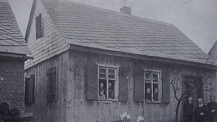 Aus diesem typischen "Häuslerhaus" mit Schieferkleid in der Nordhalbener "Huela" stammt der Mundartautor Rudolf J. Wachter, dessen "Gschichtla und Gedichtla" am Freitag im Gasthaus "Weißes Lamm" noch einmal aufleben. Foto: Archiv Klaus Köstner, Repro Norbert Neugebauer