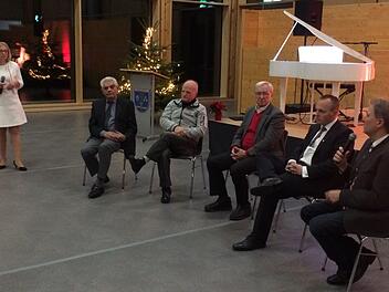 Moderatorin Stefanie Neubauer, Altbürgermeister Gerhrad Neubauer, Hermann Jung (langjähriger Geschäftsstellenleiter), Ehrenbürger und Altlandrat Heinz Köhler, Erster Bürgermeister Thomas Löffler und Ehrenbürger Landrat Klaus Löffler blickten auf 40 Jahre Gebietsreform zurück. Foto: Thomas Kotschenreuther