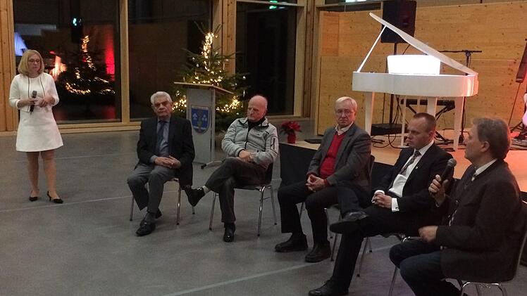Moderatorin Stefanie Neubauer, Altbürgermeister Gerhrad Neubauer, Hermann Jung (langjähriger Geschäftsstellenleiter), Ehrenbürger und Altlandrat Heinz Köhler, Erster Bürgermeister Thomas Löffler und Ehrenbürger Landrat Klaus Löffler blickten auf 40 Jahre Gebietsreform zurück. Foto: Thomas Kotschenreuther