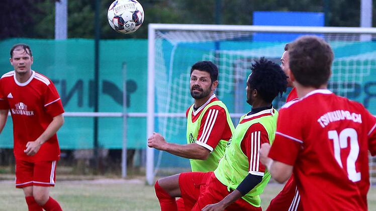 Der Blaicher Alazar Aregai (Zweiter von rechts) erwartet im Duell mit dem TSV 08 einen hohen Ball, links neben ihm BSC-Spielertrainer Alexander Stamm.