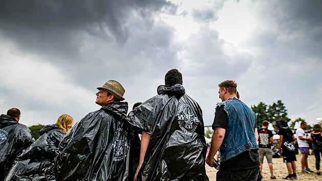 Auch dem Wacken Open Ar in Schleswig-Holstein standen Festival-Besucher im Regenponcho auf dem Gel&auml;nde. Auch die Besucher des Taubertal-Festivals im mittelfr&auml;nkischen Rothenburg ob der Tauber erwartet ein st&uuml;rmischer Mittwoch. Symbolfoto: Axel Heimklen/dpa