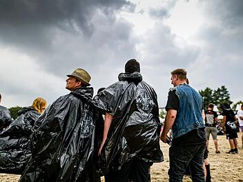 Auch dem Wacken Open Ar in Schleswig-Holstein standen Festival-Besucher im Regenponcho auf dem Gelände. Auch die Besucher des Taubertal-Festivals im mittelfränkischen Rothenburg ob der Tauber erwartet ein stürmischer Mittwoch. Symbolfoto: Axel Heimklen/dpa