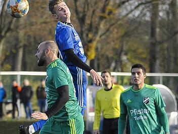 Florian Biemann springt am h&ouml;chsten und kommt vor seinem Schammelsdorfer Gegenspieler an den Ball. Auch am Ende hatten die "M&ouml;nche" die Nase vorn, denn Niklas Ehrlich erzielte noch das 2:1. Foto: Hagen Lehmann