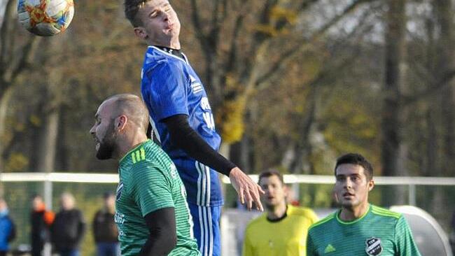 Florian Biemann springt am h&ouml;chsten und kommt vor seinem Schammelsdorfer Gegenspieler an den Ball. Auch am Ende hatten die "M&ouml;nche" die Nase vorn, denn Niklas Ehrlich erzielte noch das 2:1. Foto: Hagen Lehmann