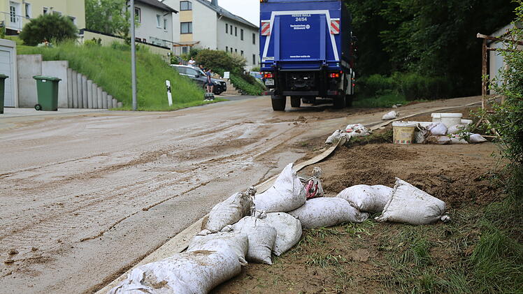 Unwetter am Sonntag in Oberfranken: Blitzeinschlag und Schlammmassen auf StraÃŸe