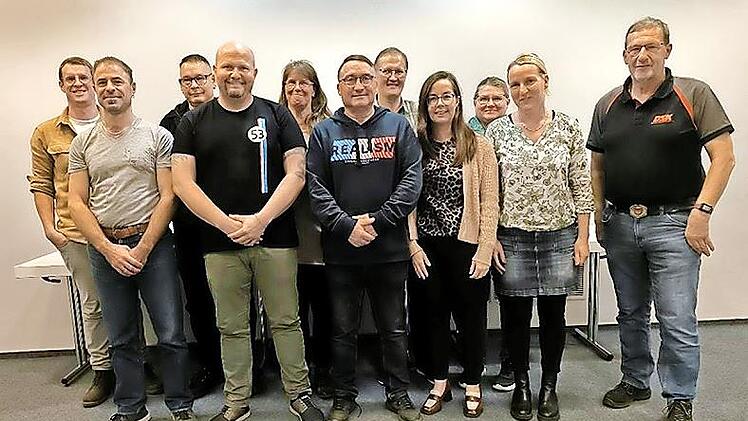 Der neue Vorstand (hinten von links): Kassenprüfer Dominik Hertel, Jörg Dressel, Beisitzer Andrea Hertel, Verkehrsreferent Florian Grösch, Beisitzer Melanie Eder; (vorne von links) Schriftführer Manuel Fischer, 1. Vorsitzender Harald Schütz, 2.Vor...