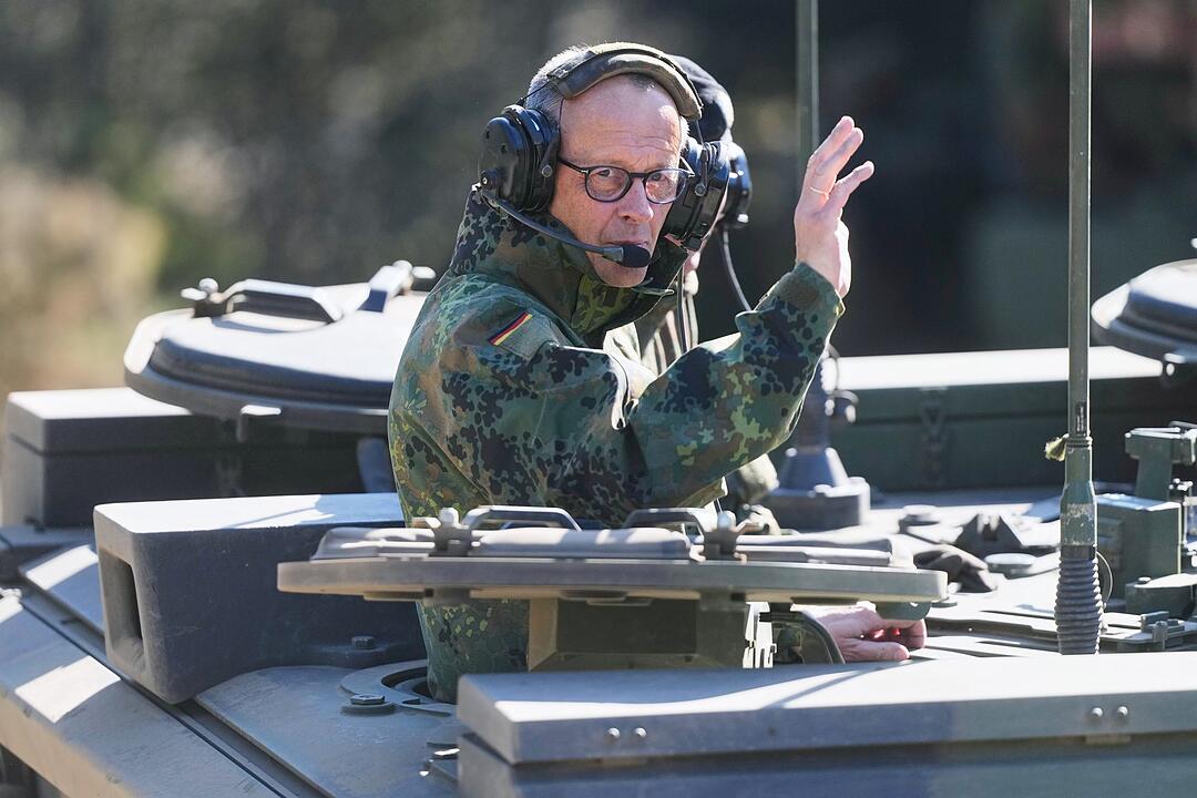 Bundeskanzler Merz besucht Bundeswehr in Munster
