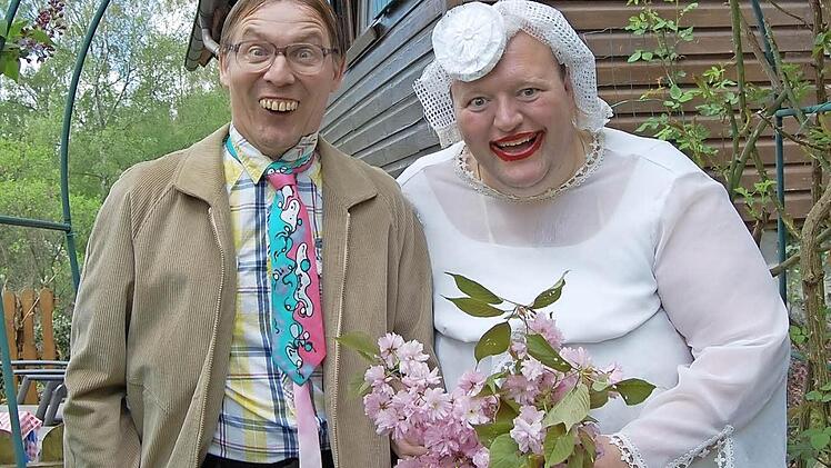 Mit diesem Silberhochzeitspaar werden die Kulmbacher viel Freude haben: Manfred Spindler und Roland Jonak stehen seit 25 Jahren als seltsames Paar auf der Bühne. Fotos: privat + Archiv