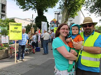 Kerstin und Stephan Orzol mit ihrem einjährigen Sohn Leonard gehörten zu den gut 60 Demonstranten, die gestern vor dem Landratsamt gegen die Pläne zum Bau der Gleichstrom-Höchstspannungsleitung durchs Saaletal protestierten. Foto: Ralf Ruppert