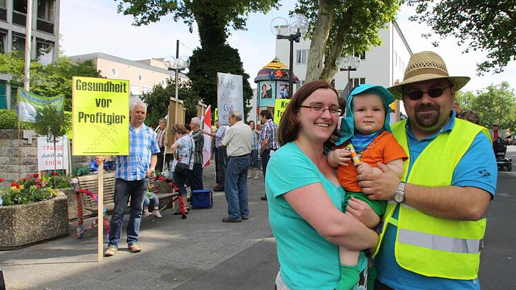 Kerstin und Stephan Orzol mit ihrem einjährigen Sohn Leonard gehörten zu den gut 60 Demonstranten, die gestern vor dem Landratsamt gegen die Pläne zum Bau der Gleichstrom-Höchstspannungsleitung durchs Saaletal protestierten. Foto: Ralf Ruppert