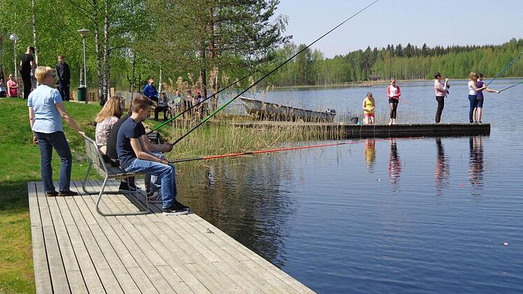 Gleich neben der Schule in Pertunmaa lud der See zum Angeln ein.