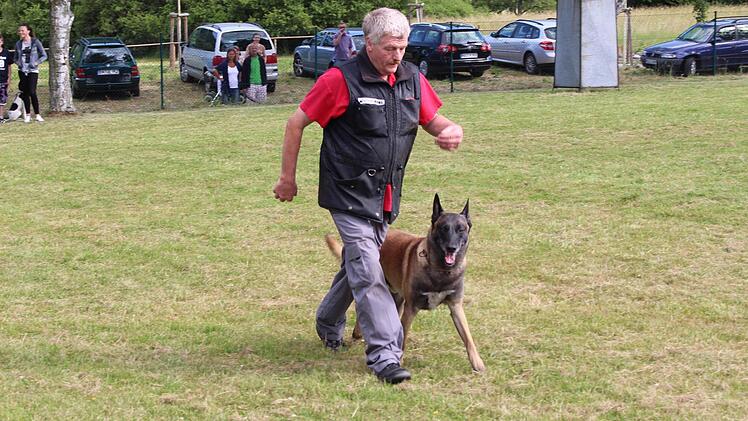 Abgerundet wurde die Vorführung durch die Soloeinlage von Wolfgang Fradl mit seinem belgischen Schäferhund "Falco", der viel Applaus erntete.