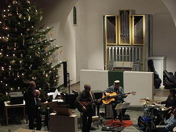 Michael Fischer, Thomas Fink, Helmut Kagerer, Rainer Glas und Carola Grey gestalteten das Konzert am Montag in Herzogenaurach. Foto: Manfred Welker