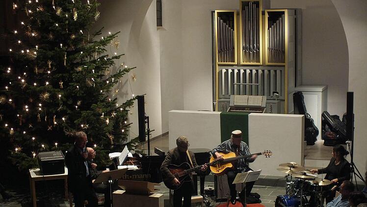 Michael Fischer, Thomas Fink, Helmut Kagerer, Rainer Glas und Carola Grey gestalteten das Konzert am Montag in Herzogenaurach. Foto: Manfred Welker
