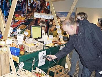 Michael Geier beim Einkaufen am neuen Marktstand im Haus der Langen Rhön. Fotos: Marion Eckert