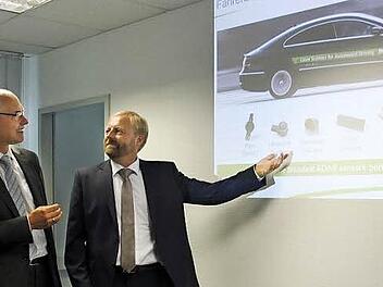 Stiv Smudja, Joachim Mathes und Jörg Schrepfer haben das neue Forschungszentrum vorgestellt. Foto: Veronika Schadeck