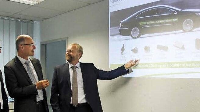 Stiv Smudja, Joachim Mathes und Jörg Schrepfer haben das neue Forschungszentrum vorgestellt. Foto: Veronika Schadeck