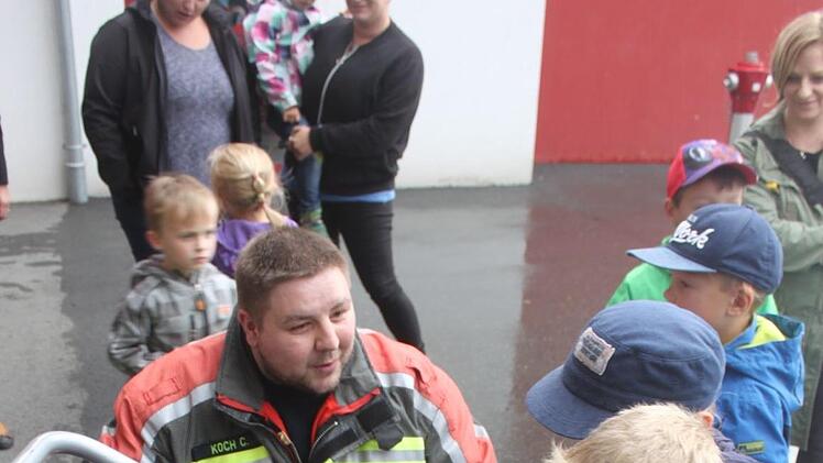 Christian Koch erklärte, wie ein Hochleistungslüfter funktioniert und wozu er gebraucht wird. Foto: Matthias Einwag