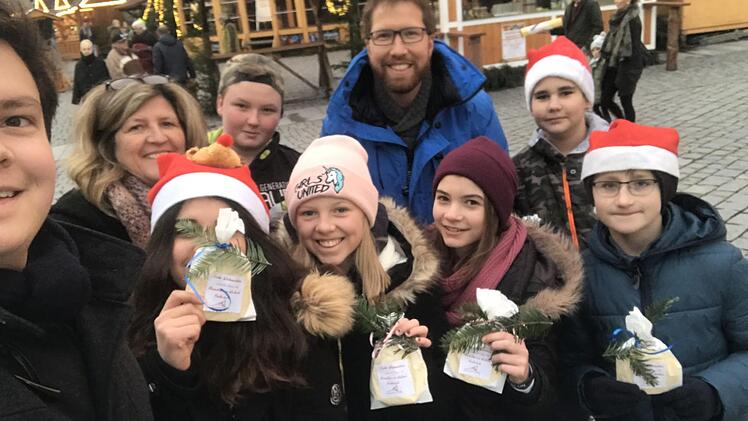 Die SMV-Gruppe der Max-von-Welsch-Realschule verschenkte die Tüten auf dem Kronacher Weihnachtsmarkt. privat