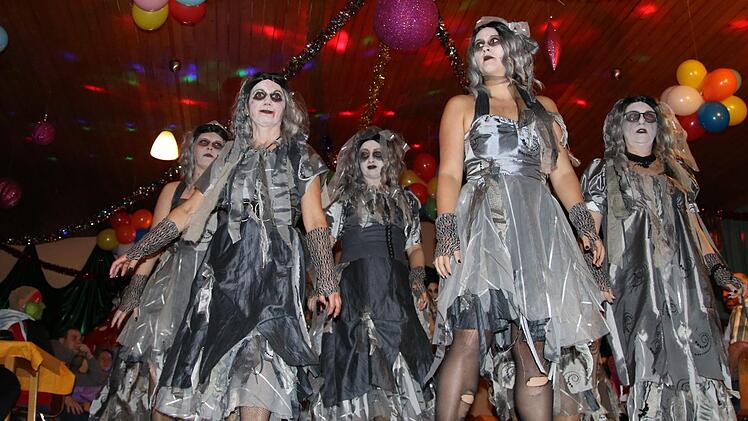 Zombies und Geisterjäger war das Motto der TSV-Gymnastikgruppe für ihren Auftritt beim katholischen Pfarrfasching in Presseck. Fotos: Klaus Klaschka
