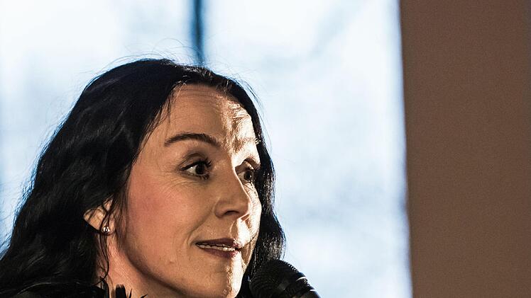 Wiederhören im Contakt: Anja Lenßen stellte ihr Programm "Frau über Bord" in Coburg vor.Foto: Jochen BErger