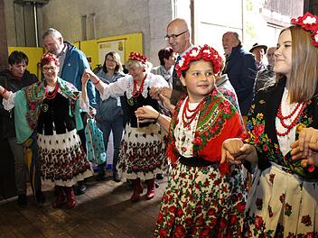 Die Stimmung im Bauernmuseum des Landkreises war beim Trachtenmarkt fröhlich und ausgelassen. Beim Trachtenmarkt gab es vieles zu bestaunen, zu lernen und zu erleben. Foto: Evi Seeger