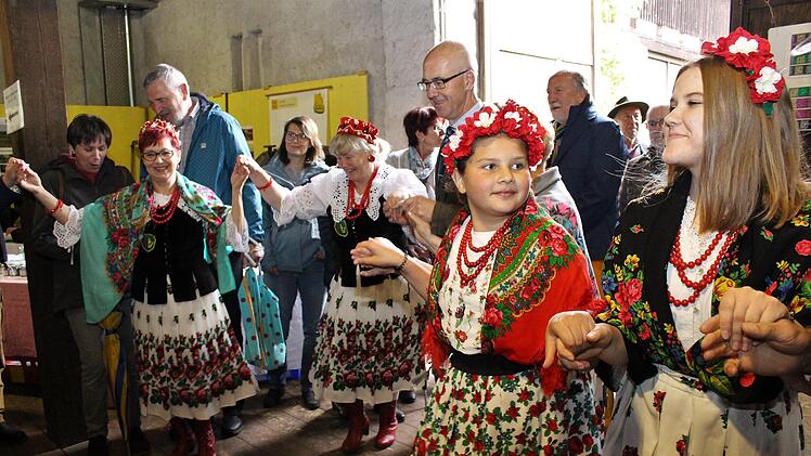 Die Stimmung im Bauernmuseum des Landkreises war beim Trachtenmarkt fröhlich und ausgelassen. Beim Trachtenmarkt gab es vieles zu bestaunen, zu lernen und zu erleben. Foto: Evi Seeger