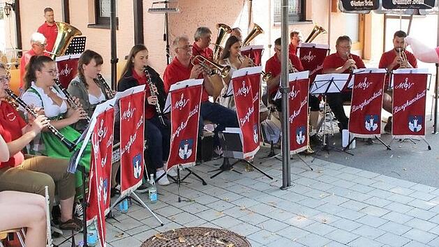 Die Musiker des Musikvereins Burgkunstadt mit ihrem Dirigenten Thomas Besand boten schöne Konzertmusik. Foto: Roland Dietz