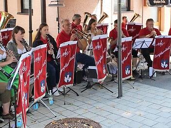 Die Musiker des Musikvereins Burgkunstadt mit ihrem Dirigenten Thomas Besand boten schöne Konzertmusik. Foto: Roland Dietz