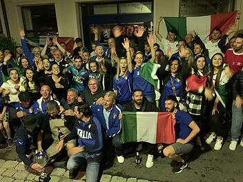 Die große italienische Fangemeinde in der Bayerischen Puppenstadt feierte den EM-Triumph ihrer Mannschaft bis weit nach Mitternacht.