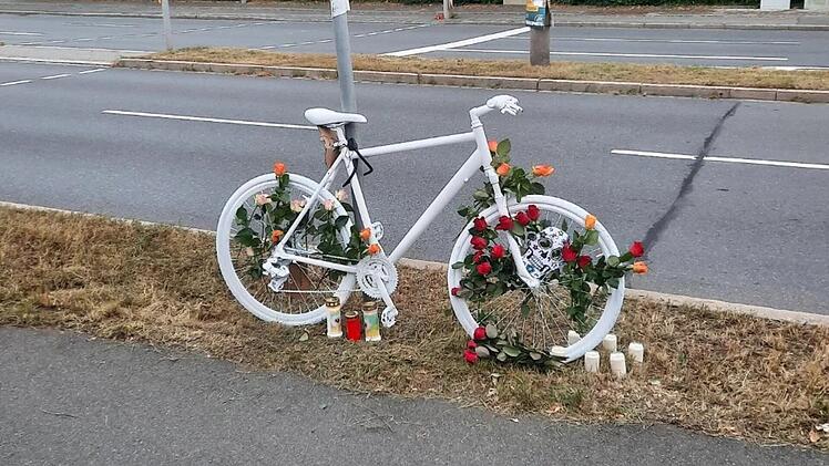 Erlangen: Hier starb im Sommer ein Mensch - ab Samstag erinnert ein Ghostbike an Tragödie
