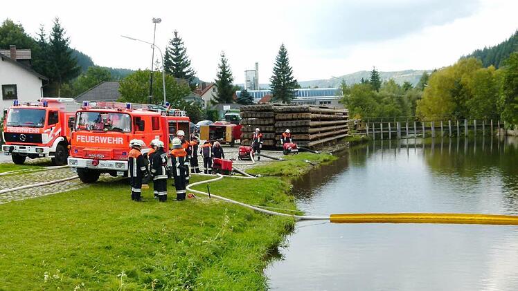 Mittlerweile hat die Besatzung des Wallenfelser Rüstwagens eine Ölsperre in der Wilden Rodach eingebaut und saugt die ankommenden Schadstoffe erfolgreich ab. Die Stadtteilwehren saugen mit drei Pumpen Löschwasser aus dem nicht verseuchten Teil der Wilden Rodach.