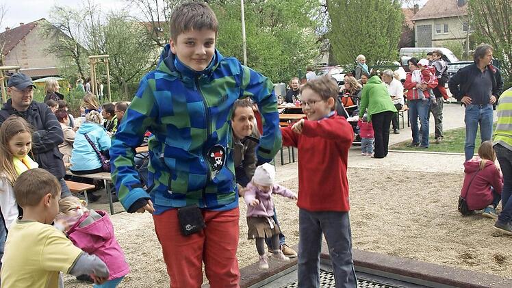 Aaron Mut (vorne) und andere Kinder probierten gleich das Erdtrampolin aus.