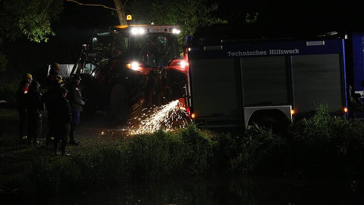 Mit vereinten Kräften kämpften Feuerwehr und THW in der Nacht auf Montag gegen einen drohenden Dammbruch am Tretzendorfer Weiher. Foto: News5 / Herse