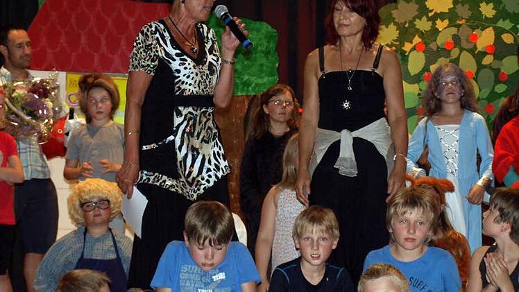 Schulleiterin Annegret Hümmrich (mit Mikro) bedankt sich bei Förderlehrerin Irene Hartmann für das tolle Theaterstück.