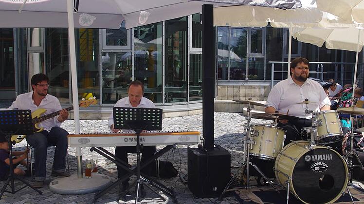 "Partylight": Bernd Schellhorn (E-Piano), Matthias Amm (Bass) und Christof Fillweber (Drums) begeisterten mit jazzigen Klängen.